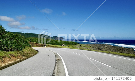 沖縄県与那国島の沿岸を走る道路と白波が寄せる海 沖縄県与那国島の沿岸を走る道路と白波が寄せる海 141172409