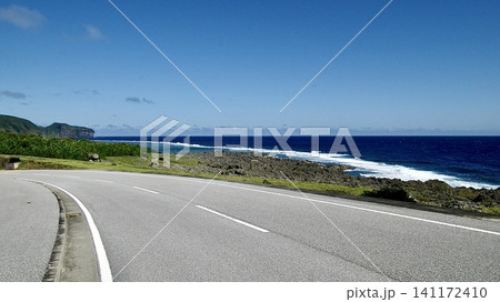 沖縄県与那国島の沿岸を走る道路と白波が寄せる海 141172410