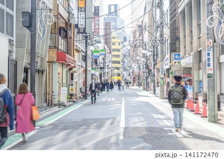 東京都渋谷区の都市風景　恵比寿駅周辺の飲食店街 141172470