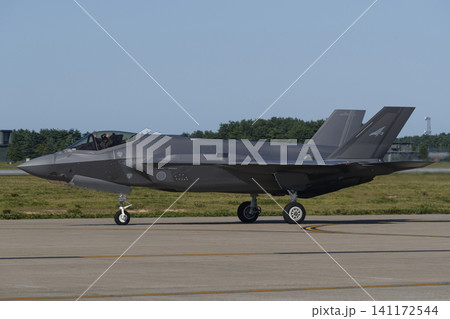 地上をタキシングするF35ステルス戦闘機 141172544