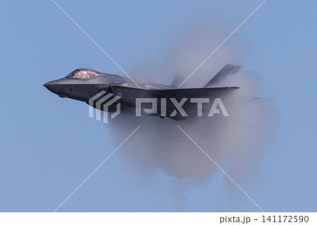 ベイパーコーンを発生させながら飛行するF35ステルス戦闘機 141172590