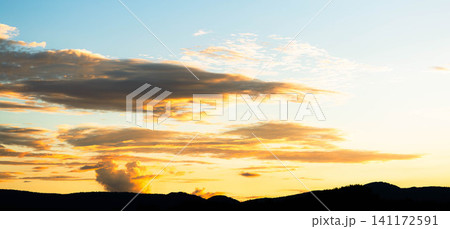 遠くに蝉の声が聞こえる夏のどことなく切ない感じがする夕方の風景 遠くに蝉の声が聞こえる夏のどことなく切ない感じがする夕方の風景 141172591