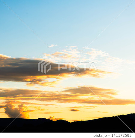 遠くに蝉の声が聞こえる夏のどことなく切ない感じがする夕方の風景 遠くに蝉の声が聞こえる夏のどことなく切ない感じがする夕方の風景 141172593