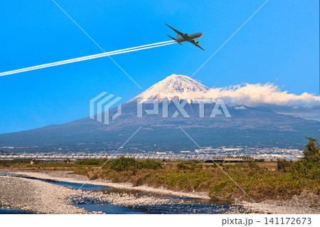 新幹線と富士山上空を飛行する飛行機 新幹線と富士山上空を飛行する飛行機 141172673