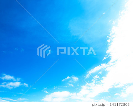 爽やかな青空と白い雲の余計なものが無いシンプルな風景 爽やかな青空と白い雲の余計なものが無いシンプルな風景 141172805