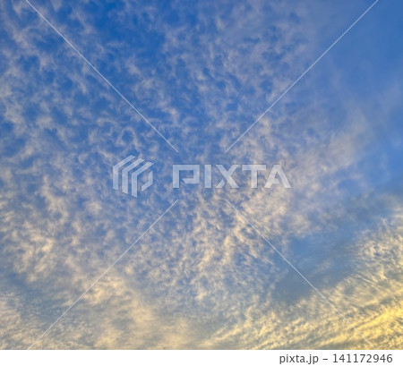 夕暮れ時の美しい青空とうろこ雲のグラデーション 夕暮れ時の美しい青空とうろこ雲のグラデーション 141172946