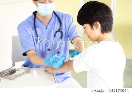 医療 小児科 予防接種を受ける子ども 医療 小児科 予防接種を受ける子ども 141173024