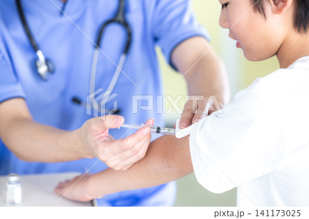 医療 小児科 予防接種を受ける子ども 医療 小児科 予防接種を受ける子ども 141173025