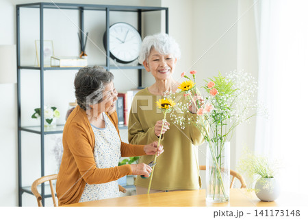 友達を花を生けるシニアの女性 友達を花を生けるシニアの女性 141173148