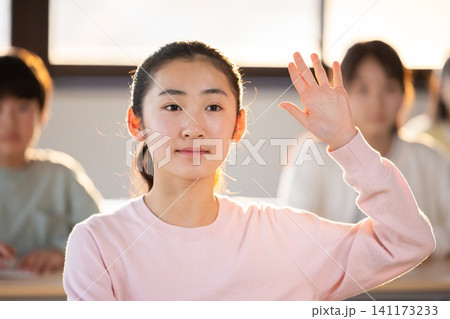 学習塾 塾で授業を受ける子供 学習塾 塾で授業を受ける子供 141173233
