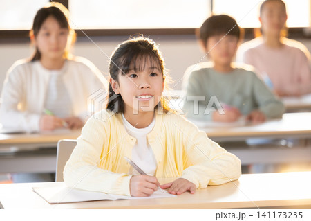 学習塾 塾で授業を受ける子供 学習塾 塾で授業を受ける子供 141173235