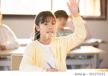学習塾 塾で授業を受ける子供 学習塾 塾で授業を受ける子供 141173331