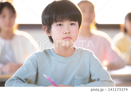 学習塾 塾で授業を受ける子供 学習塾 塾で授業を受ける子供 141173374