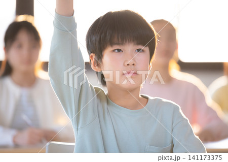 学習塾 塾で授業を受ける子供 学習塾 塾で授業を受ける子供 141173375