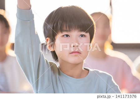 学習塾 塾で授業を受ける子供 学習塾 塾で授業を受ける子供 141173376