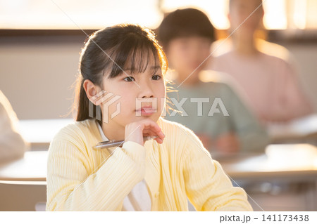 学習塾 授業を受ける子供 学習塾 授業を受ける子供 141173438