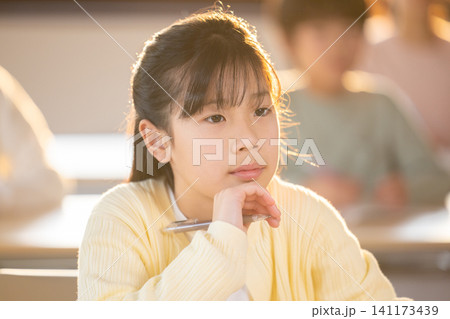 学習塾 授業を受ける子供 学習塾 授業を受ける子供 141173439