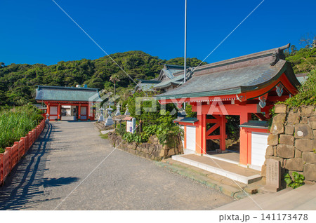 鵜戸神宮の境内と神門 141173478