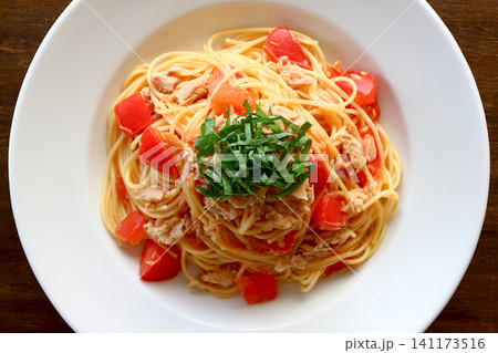 テーブル背景の真上から見たツナとトマトのパスタ テーブル背景の真上から見たツナとトマトのパスタ 141173516