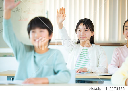 学習塾 塾で授業を受ける子供 学習塾 塾で授業を受ける子供 141173523