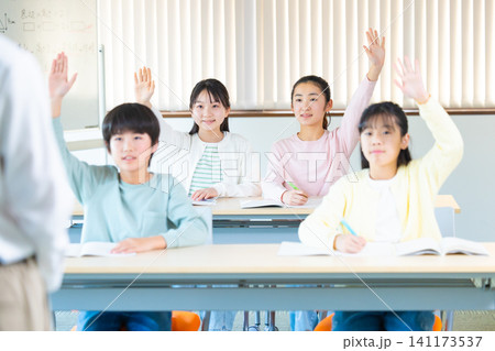 学習塾 塾で授業を受ける子供たち 学習塾 塾で授業を受ける子供たち 141173537