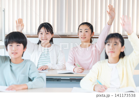 学習塾 塾で授業を受ける子供たち 学習塾 塾で授業を受ける子供たち 141173538