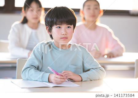 学習塾 塾で授業を受ける子供 学習塾 塾で授業を受ける子供 141173584
