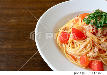 テーブル背景のツナとトマトのパスタ テーブル背景のツナとトマトのパスタ 141173658