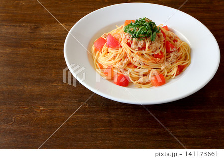 テーブル背景のツナとトマトのパスタ 141173661