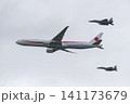戦闘機の護衛を受ける日本国 政府専用機  141173679