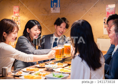 居酒屋で笑顔で乾杯する日本のビジネスパーソン 居酒屋で笑顔で乾杯する日本のビジネスパーソン 141173818