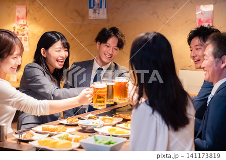 居酒屋で笑顔で乾杯する日本のビジネスパーソン 居酒屋で笑顔で乾杯する日本のビジネスパーソン 141173819
