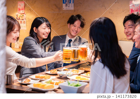 居酒屋で笑顔で乾杯する日本のビジネスパーソン 居酒屋で笑顔で乾杯する日本のビジネスパーソン 141173820