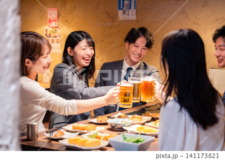 居酒屋で笑顔で乾杯する日本のビジネスパーソン 居酒屋で笑顔で乾杯する日本のビジネスパーソン 141173821