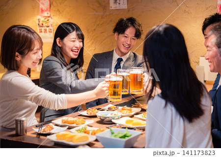 居酒屋で笑顔で乾杯する日本のビジネスパーソン 居酒屋で笑顔で乾杯する日本のビジネスパーソン 141173823