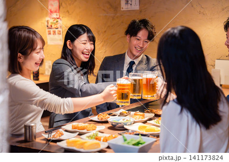 居酒屋で笑顔で乾杯する日本のビジネスパーソン 居酒屋で笑顔で乾杯する日本のビジネスパーソン 141173824