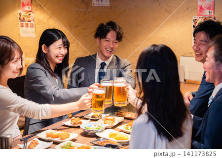 居酒屋で笑顔で乾杯する日本のビジネスパーソン 居酒屋で笑顔で乾杯する日本のビジネスパーソン 141173825