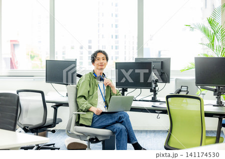 会社で働く男性 141174530