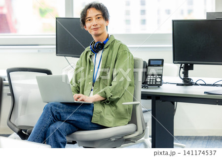 会社で働く男性 会社で働く男性 141174537