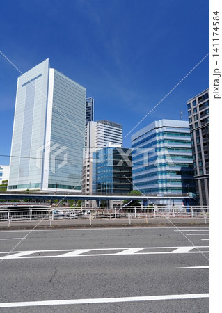 午後の陽光を浴びる横浜市新庁舎と進化を続ける桜木町・北仲エリアの近代的なビル街 141174584