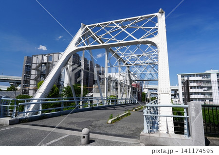 横浜・新山下運河の霞橋と青空 横浜・新山下運河の霞橋と青空 141174595