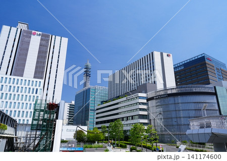 快晴の青空にそびえ立つ横浜・みなとみらい新高島エリアの近代的なオフィスビル群 快晴の青空にそびえ立つ横浜・みなとみらい新高島エリアの近代的なオフィスビル群 141174600