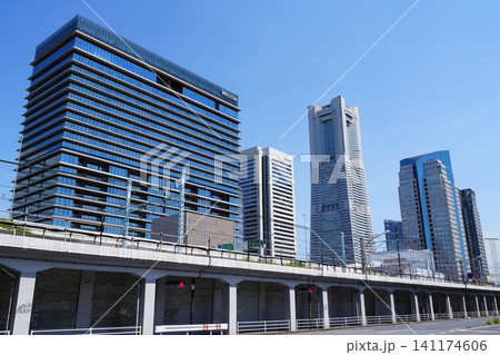 快晴の青空にそびえ立つ横浜みなとみらいの高層ビル群と高架線路の都市風景 快晴の青空にそびえ立つ横浜みなとみらいの高層ビル群と高架線路の都市風景 141174606