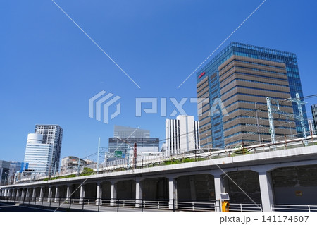 快晴の青空にそびえ立つ横浜みなとみらいの高層ビル群と高架線路の都市風景 快晴の青空にそびえ立つ横浜みなとみらいの高層ビル群と高架線路の都市風景 141174607
