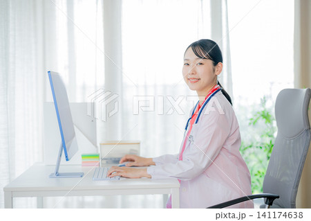 診察をする医師 141174638