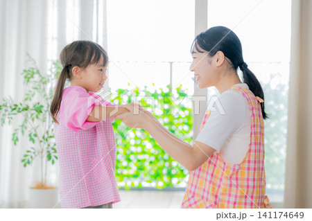 一緒に遊ぶ保育士と女の子 141174649