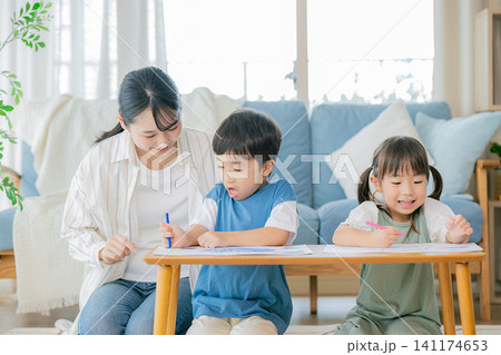 リビングで寛ぐ家族 リビングで寛ぐ家族 141174653