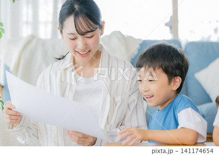 リビングで勉強をする親子 リビングで勉強をする親子 141174654
