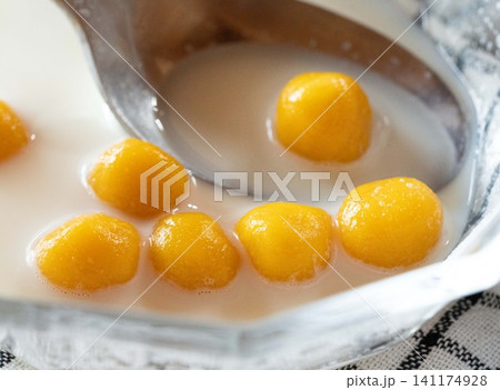 Bua loi Thai dessert in coconut milk with sugar. 141174928
