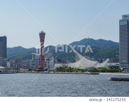 神戸港の遊覧船から見たポートタワーと六甲山 神戸港の遊覧船から見たポートタワーと六甲山 141175235